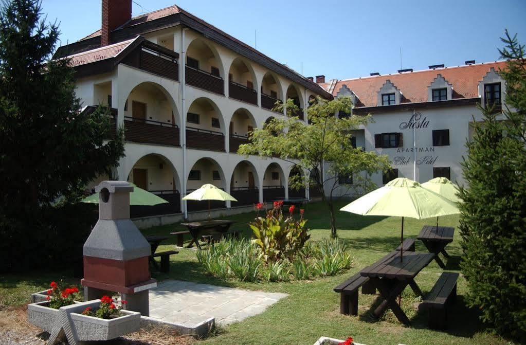 Siesta Club Apartman Харканы Экстерьер фото
